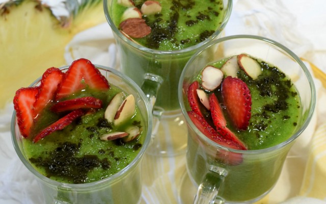 Matcha Green Smoothie with Pineapple and Almonds