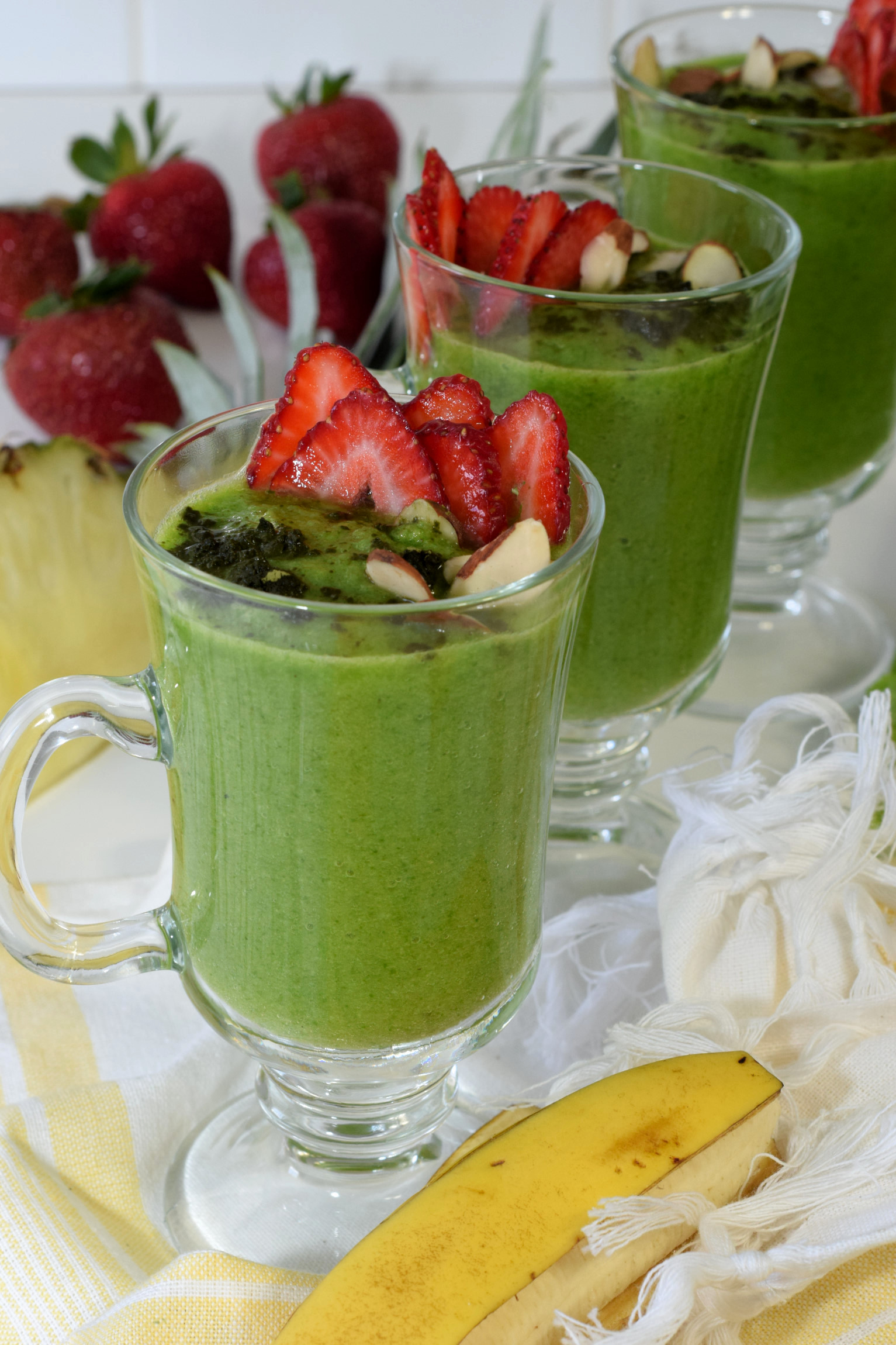 matcha green smoothie with pineapple and almonds recipe03