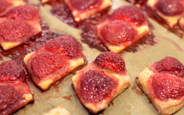 Easy Bake Strawberry Squares