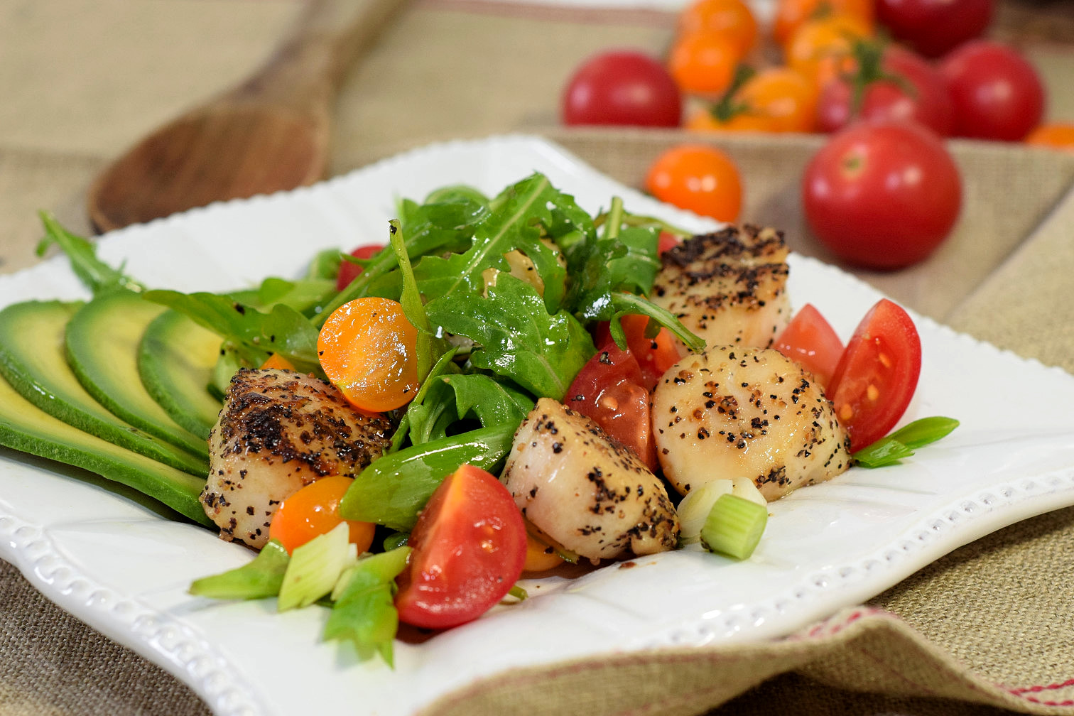 seared scallops avocado tomato salad recipe04